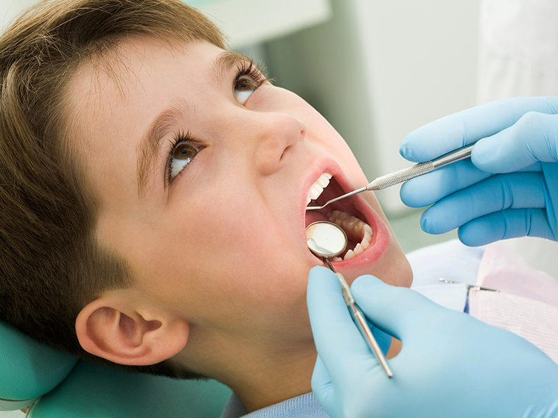 Удалять зуб ребенку 5 лет. Закись азота-кислородная седация. Ребенок у зубного. Зуб детская стоматология. Анестезия в стоматологии.